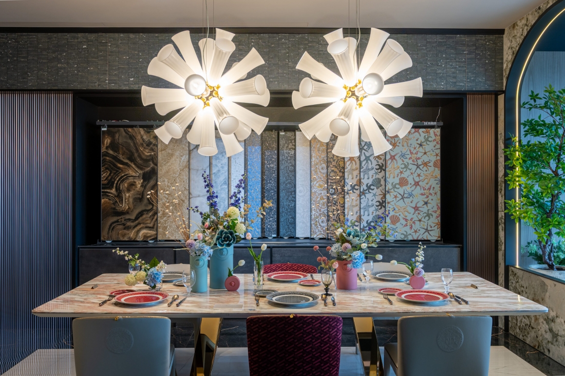 高級典雅的餐桌區 從餐盤花器到家具都原汁原味呈現VERSACE風格