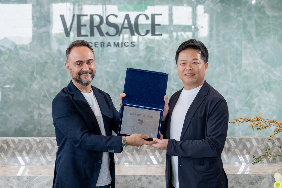 義大利 ABK 原廠品牌代表還特別致贈「亞太最佳合作夥伴」的肯定予台灣瑪摩總經理