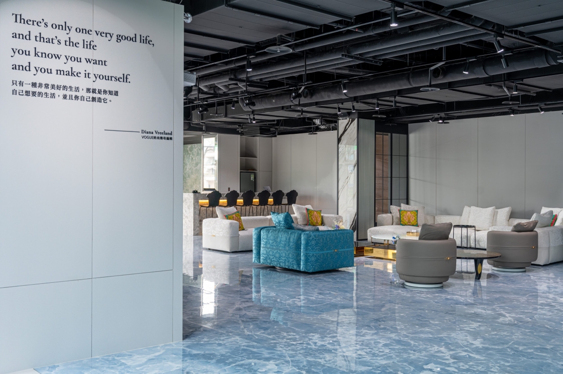 還原2024米蘭設計周VERSACE家族宅邸