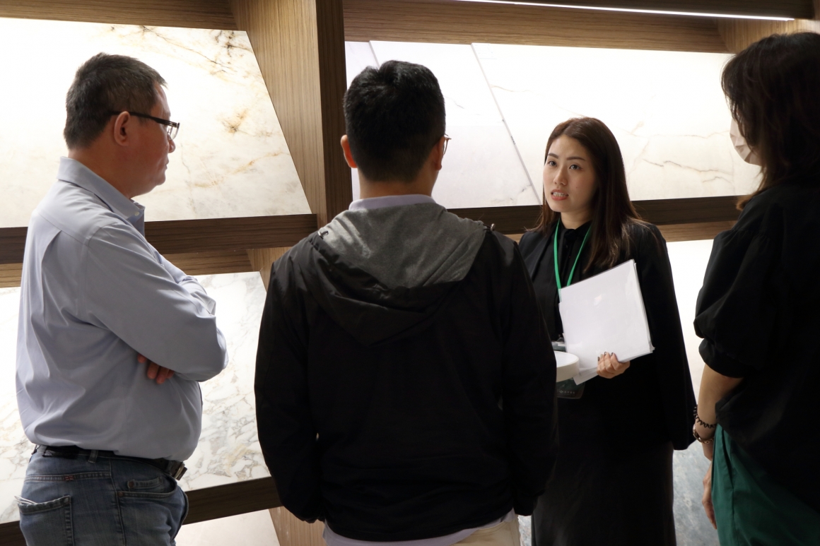 業務與客人做磁磚產品介紹 業務與客人做磁磚產品介紹